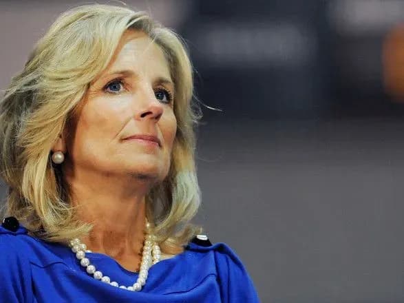 u-druzhini-prezidenta-ssha-viyavili-novoutvorennya-na-shkiri-yiyi-chekaye-operatsiya-daily-mail