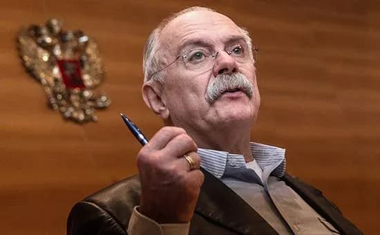 rosiyskiy-rezhiser-mikhalkov-potrapiv-do-likarni-z-covid-19-stan-tyazhkiy