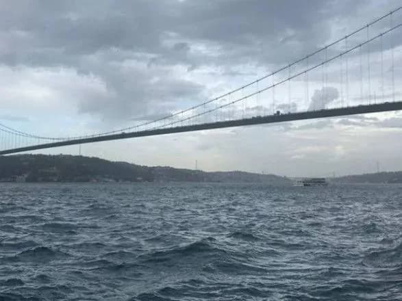 protoku-bosfor-zakrili-dlya-sudnoplavstva-cherez-silniy-tuman