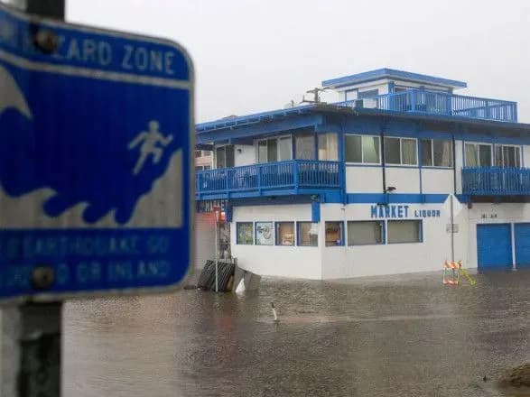 shtorm-u-kaliforniyi-tisyachi-lyudey-evakuyuvali-golovni-dorogi-zakrili