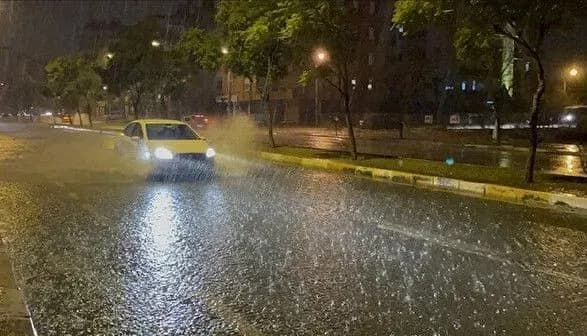 na-kurortnu-antaliyu-obrushilisya-potuzhna-zliva-ta-viter-povaleno-dereva-ta-poshkodzheno-avtivki