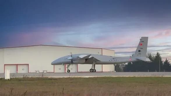 bezpilotnik-bayraktar-kizilelma-zmozhe-nesti-bombi-yak-vinischuvachi-f-16