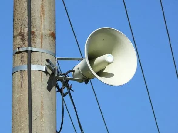 pravila-bezpeki-napisani-krovyu-u-kmva-lyudey-zaklikali-ne-nekhtuvati-signalami-povitryanoyi-trivogi