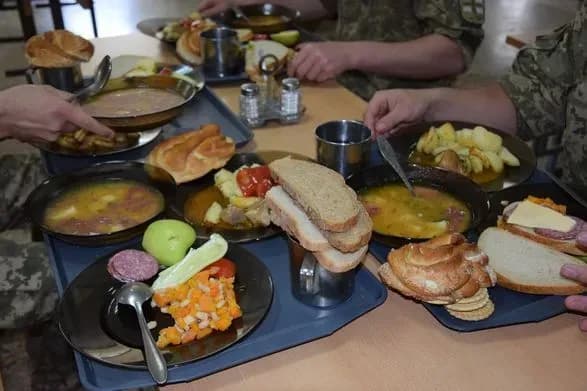 zsu-zabezpecheni-amunitsiyeyu-formoyu-kharchuvannyam-nalezhnoyi-yakosti-ta-v-dostatniy-kilkosti-zaluzhniy-pidtrimav-ministra-reznikova