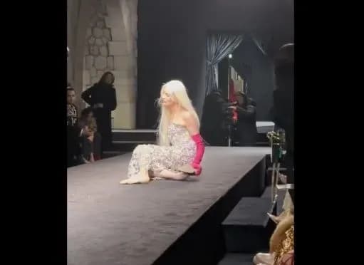 problemi-z-pidborami-supermodel-kristen-makmenami-vpala-na-pokazi-valentino-1