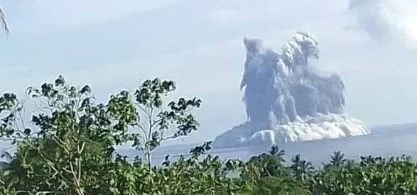 u-pivdenniy-chastini-tikhogo-okeanu-pochalosya-viverzhennya-pidvodnogo-vulkana-stovp-popelu-syagnuv-100-metriv