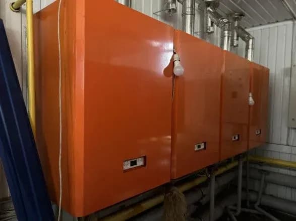 golova-pravlinnya-kompaniyi-mkhp-kosyuk-peredav-modulnu-gazovu-kotelnyu-postrazhdalomu-vid-raketnogo-obstrilu-ladizhinu