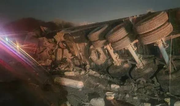 nova-tragediya-u-pakistani-schonaymenshe-17-lyudey-zaginuli-vnaslidok-zitknennya-avtobusa-ta-vantazhivki