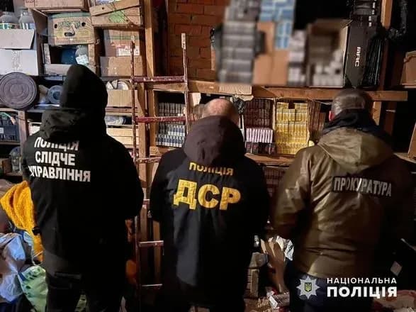 na-bukovini-politsiya-viluchila-falsifikovani-alkogol-ta-tyutyunovi-virobi-na-1-3-milyona-griven