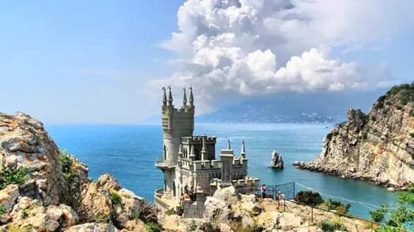 aktivisti-u-dvokh-mistakh-krimu-rozkleyili-zhovto-sini-listivki-u-z-nagaduvannyam-dlya-rashistiv