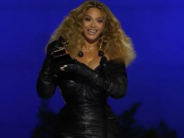 beyonse-stala-naybilsh-nagorodzhuvanoyu-spivachkoyu-za-vsyu-istoriyu
