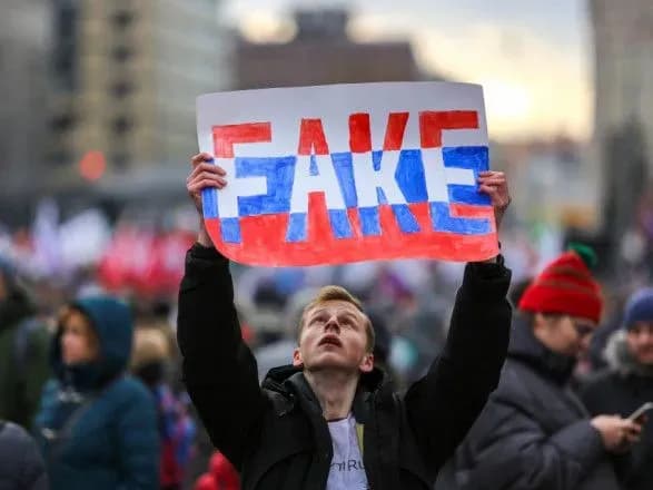 stvoryuye-kampaniyu-z-dezinformatsiyi-yak-rosiya-namagayetsya-pidirvati-pidtrimku-yevropi-ukrayini-bloomberg