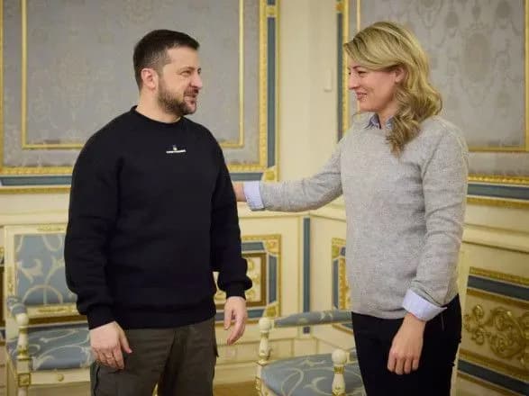 oboronni-potrebi-formula-miru-ta-vidbudova-ukrayini-zelenskiy-zustrivsya-z-glavoyu-mzs-kanadi