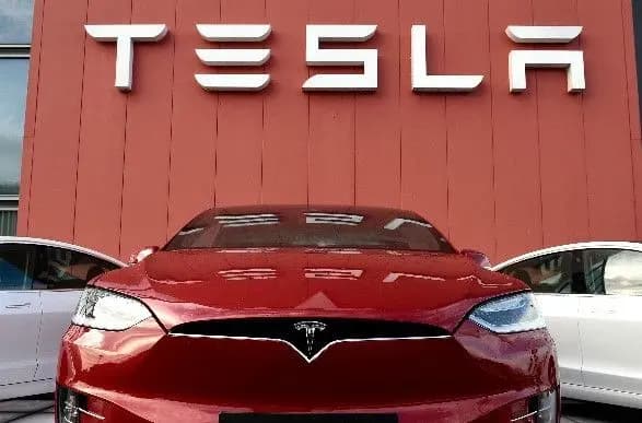 tesla-vidklikaye-362-000-avtomobiliv-u-ssha-cherez-programne-zabezpechennya-full-self-driving