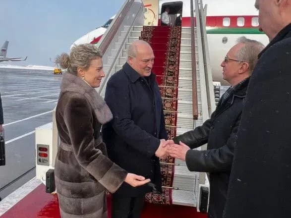 lukashenko-pribuv-do-moskvi-na-zustrich-iz-putinim