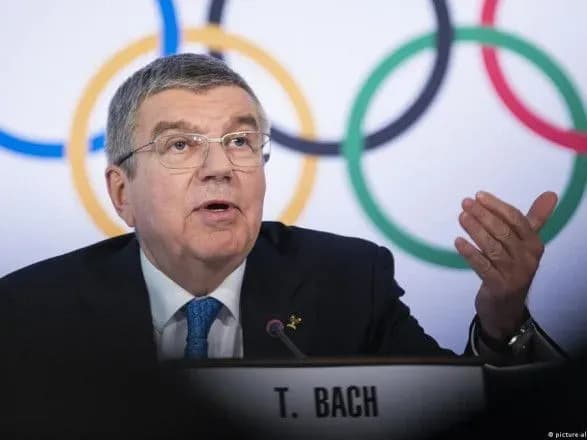 tomas-bakh-zaklikav-uryadi-ne-vtruchatisya-u-rishennya-mok