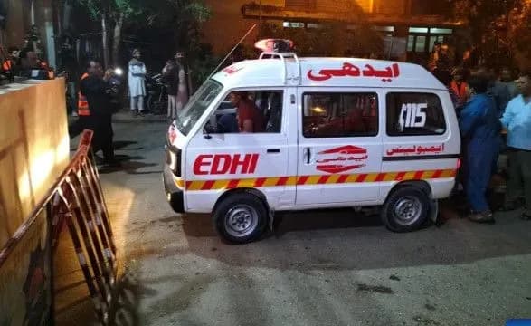 vnaslidok-teroristichnoyi-ataki-na-budivlyu-politsiyi-v-pakistanskomu-karachi-zaginuli-semero-lyudey