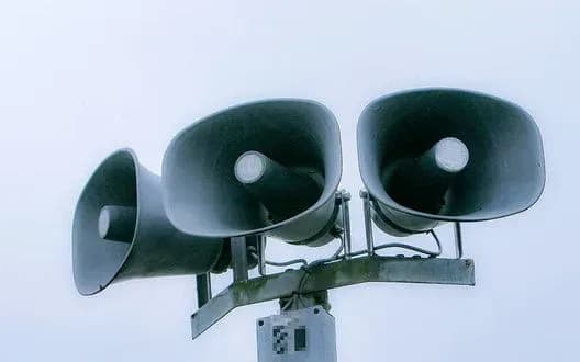 u-rf-po-radio-peredali-signal-pro-zagrozu-raketnogo-udaru-vlada-zayavila-pro-khakersku-ataku