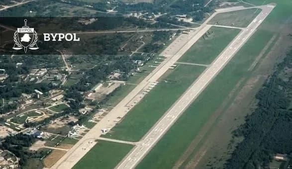 na-aerodromi-machulischi-v-bilorusi-prolunalo-2-vibukhi-poshkodzheno-rosiyskiy-litak-i-snigopribiralna-tekhnika