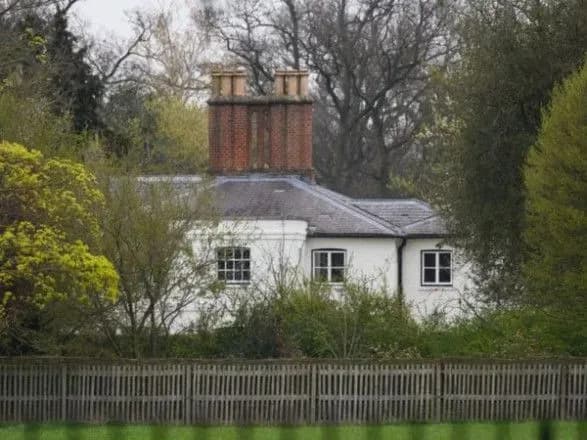 bukingemskiy-palats-viselyaye-gertsoga-ta-gertsoginyu-sassekskikh-z-frogmora-zmi