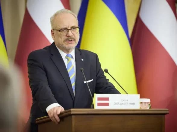 svit-potrokhu-vtrachaye-strakh-pered-rosiyeyu-ukrayina-vtratila-ves-prezident-latviyi