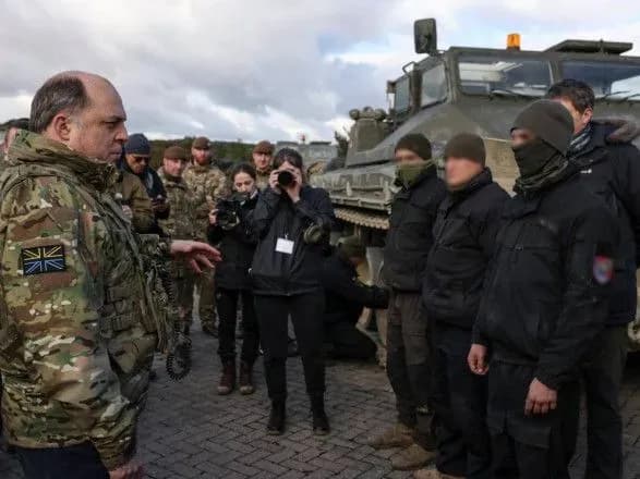 ministr-oboroni-britaniyi-vidvidav-poligon-de-viyskovi-zsu-prokhodyat-navchannya-na-tankakh-challenger-2
