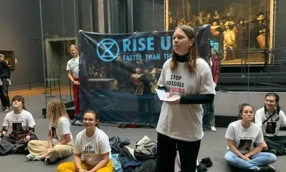 klimatichni-aktivisti-vlashtuvali-aktsiyu-bilya-kartini-rembrandta