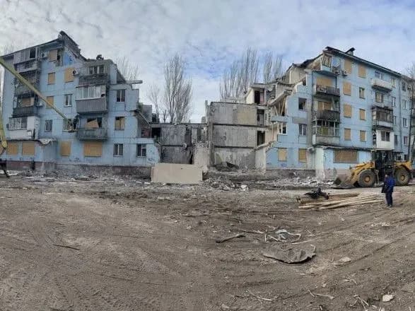 u-zaporizhzhi-provodyat-obstezhennya-budinku-v-yakiy-vluchila-rosiyska-raketa