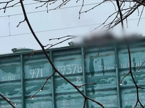 zalizli-na-vantazhni-vagoni-pid-kiyevom-dvokh-khloptsiv-urazilo-strumom-odin-zaginuv