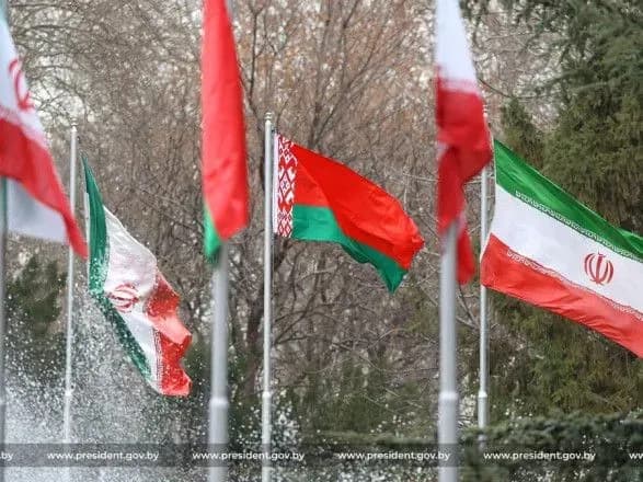 lukashenko-ta-rayisi-pidpisali-dorozhnyu-kartu-vsebichnoyi-spivpratsi-na-tri-roki