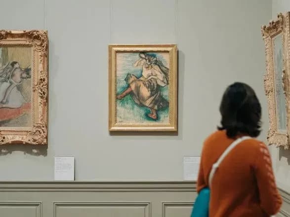 muzey-metropoliten-zminiv-nazvu-odniyeyi-z-kartin-z-rosiyski-tantsivnitsi-na-tantsivnitsi-v-ukrayinskomu-vbranni