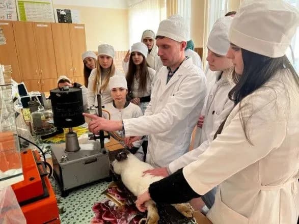 provodiv-eksperiment-na-zhivomu-kroli-vikladacha-nubip-zvinuvachuyut-u-zhorstokomu-povodzhenni-z-tvarinami-pid-chas-zanyat