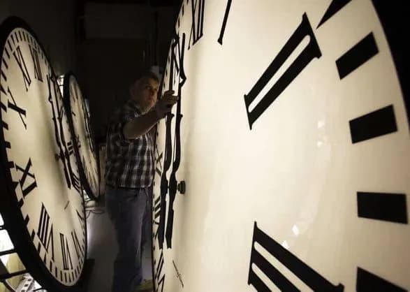 superechka-pro-perekhid-na-litniy-chas-zalishala-livan-iz-dvoma-chasovimi-poyasami