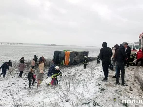 na-trasi-perekinuvsya-avtobus-mizhnarodnogo-reysu-sered-25-pasazhiriv-dvoye-ditey