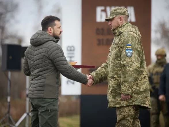 zelenskiy-vidvidav-buchu-na-richnitsyu-zvilnennya-pidnyav-prapor-ta-vruchiv-pochesnu-vidznaku-mista-geroya