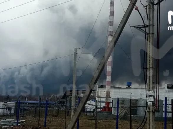 dim-poshirivsya-na-sotni-metriv-na-bryanschini-uzhe-ponad-godinu-gorit-ptakhofabrika