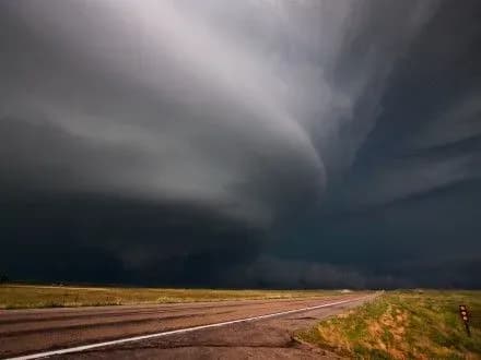 tornado-pronissya-shtatom-missuri-u-ssha-ye-zagibli