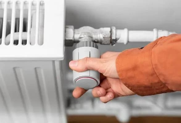 u-kiyevi-vimknuli-opalennya-u-95-zhitlovikh-budivel