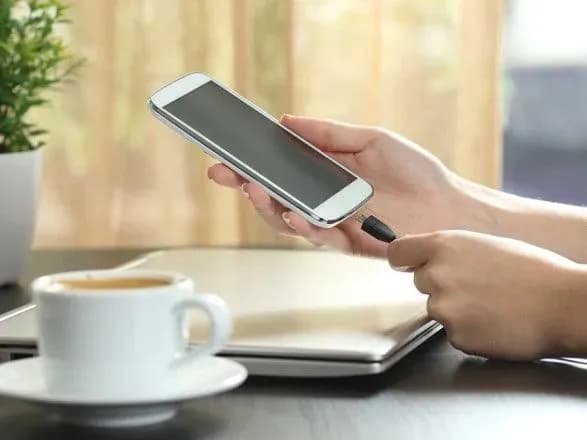 yak-ekonomno-zaryadzhati-gadzheti-layfkhaki-vid-energetikiv