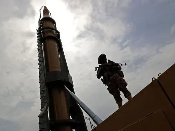 iran-vede-tayemni-peregovori-z-kitayem-ta-rf-schodo-pridbannya-sanktsiynogo-raketnogo-paliva-politico