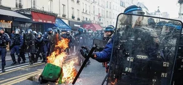 desyatki-tisyach-lyudey-priyednalisya-do-novikh-protestiv-proti-pensiynoyi-reformi-u-frantsiyi