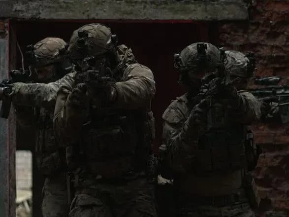 sso-pokazali-na-video-yak-minusuyut-vorozhiy-dron-bilya-bakhmuta