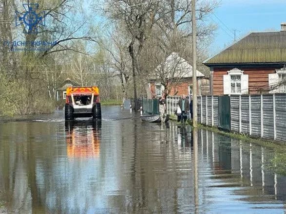 pidtoplennya-vse-sche-ye-u-vosmi-oblastyakh-ale-pidnyattya-rivnya-vodi-u-richkakh-upovilnilosya-dsns