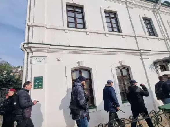 komisiya-minkultu-v-lavri-oglyanula-sche-odnu-pamyatku-viyavili-porushennya-i-opechatali-korpus