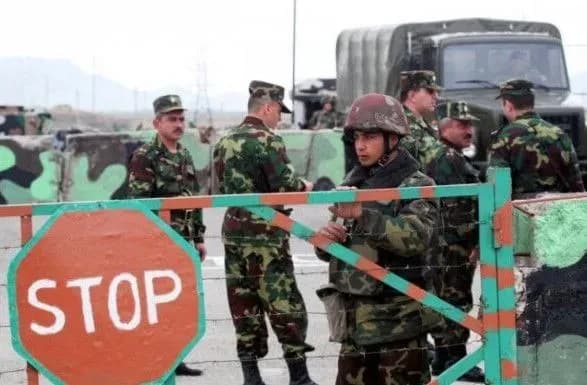 azerbaydzhan-ustanoviv-kpp-pered-dorogoyu-scho-spoluchaye-virmeniyu-ta-nagirniy-karabakh