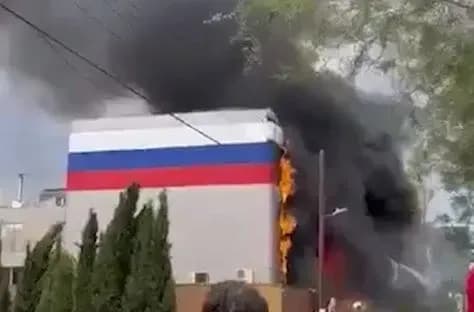 na-kipri-zagorilas-budivlya-rosiyskogo-tsentru-nauki-ta-kulturi-poperedno-nevidomiy-kinuv-kokteyl-molotova