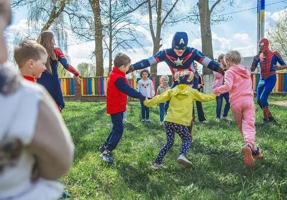 favbet-foundation-pochav-peredachu-5500-naboriv-kantselyariyi-dlya-ditey-vpo-ta-viyskovosluzhbovtsiv-za-programoyu-klub-supergeroyiv