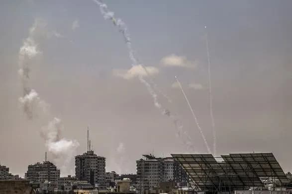 sektor-gaza-vipustiv-po-izrayilyu-22-raketi-troye-osib-poraneno