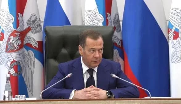 ataka-droniv-na-kreml-medvedyev-vzyavsya-pogrozhuvati-zelenskomu-fizichnim-usunennyam