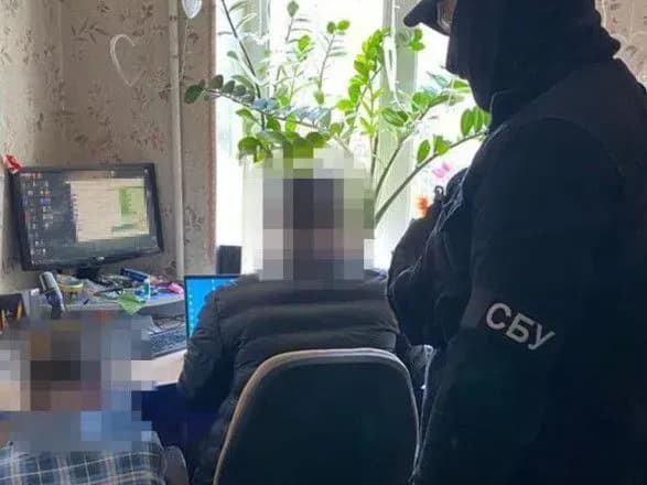 za-mitku-na-elektronniy-karti-otrimuvav-2-tisyachi-griven-zatrimali-koriguvalnika-rosiyskikh-povitryanikh-atak-na-mikolayiv